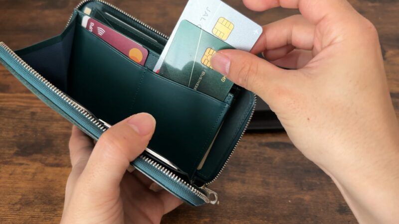 レンマ　エラスティコのカードを取り出すシーン