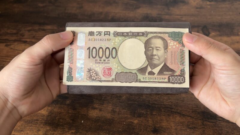 STUDIUM(ストゥディウム)のスタンドアップウォレットの横幅サイズ