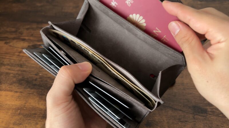 STUDIUM(ストゥディウム)のスタンドアップウォレットのフリーポケット