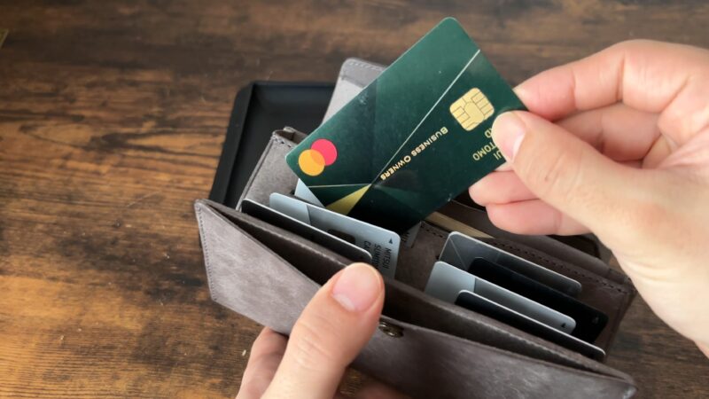 STUDIUM(ストゥディウム)のスタンドアップウォレットのカードを取り出すシーン