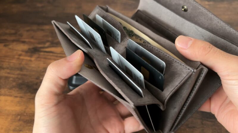 STUDIUM(ストゥディウム)のスタンドアップウォレットのカードポケット