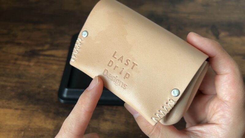 ラストドリップデザインズ アコーディオン財布 ロゴの存在感