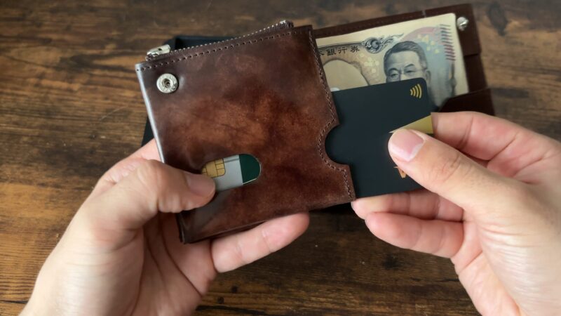 キャレ新進工房コードバンのかーどを取り出すシーン