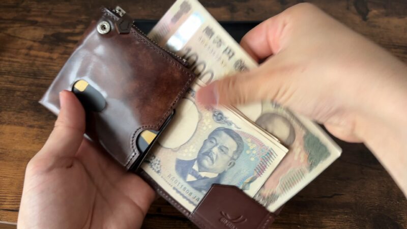 キャレ新進工房コードバンの一万円収納シーン
