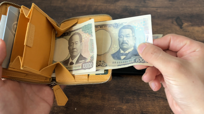 プロンジェの札を取り出すシーン